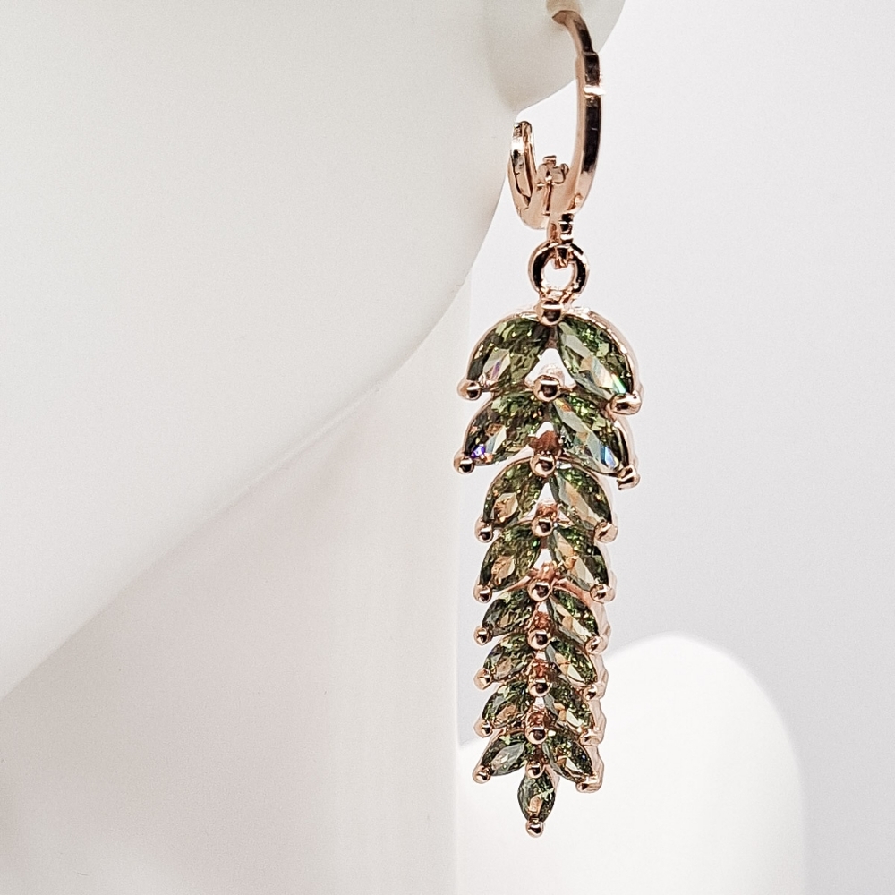 🎀18k Luxury Peridot Leaf Drop Earings - Picture 5 of 5